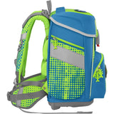 Step by Step Space Set Race Car Chuck, ein blauer und grüner 20-Liter-Schulranzen für Kinder, verfügt über gepolsterte Gurte und Reißverschlüsse in Echsenform. Dieser leichte Rucksack, der von der Seite gezeigt wird, ist für Komfort und lustige kleine Abenteuer konzipiert.