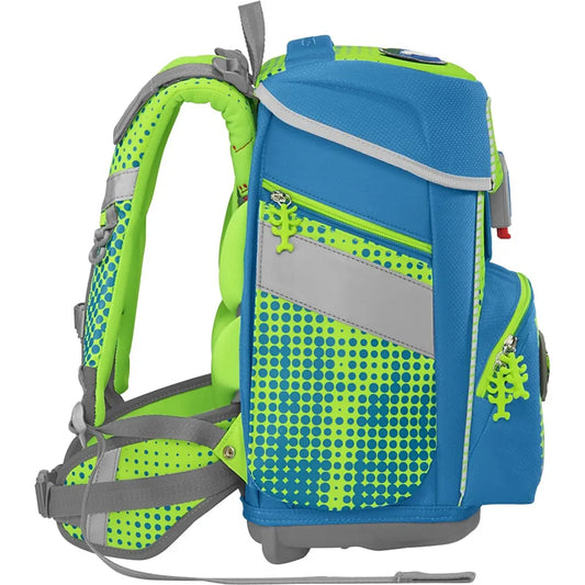 Step by Step Space Set Race Car Chuck, ein blauer und grüner 20-Liter-Schulranzen für Kinder, verfügt über gepolsterte Gurte und Reißverschlüsse in Echsenform. Dieser leichte Rucksack, der von der Seite gezeigt wird, ist für Komfort und lustige kleine Abenteuer konzipiert.