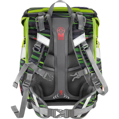 Das Step by Step Space Set Wild Cat Schulranzen von Step by Step ist von hinten grün und schwarz gestreift, mit gepolsterten Schultergurten, Reflexstreifen, einem verstellbaren Brustgurt und einem Hüftgurt - ideal für Grundschulkinder.