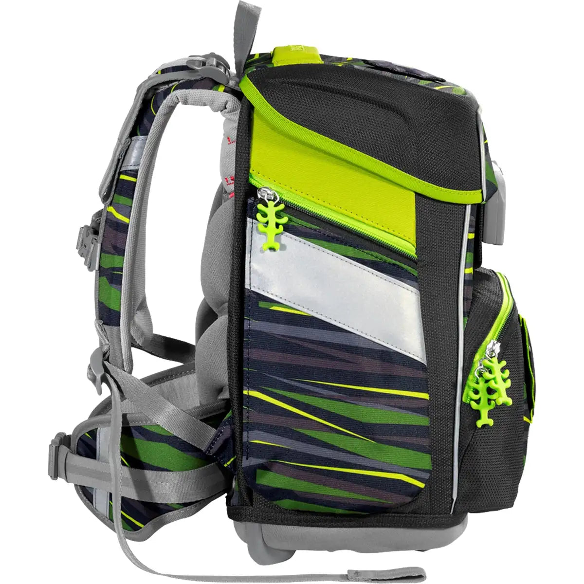Eine Seitenansicht des Step by Step Space Set Wild Cat von Step by Step, einer leichten Schultasche für Grundschulkinder mit grünen, gelben, grauen und schwarzen Diagonalstreifen, gepolsterten Trägern und grünen baumförmigen Reißverschlüssen.