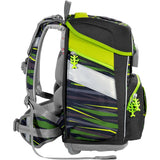 Eine Seitenansicht des Step by Step Space Set Wild Cat von Step by Step, einer leichten Schultasche für Grundschulkinder mit grünen, gelben, grauen und schwarzen Diagonalstreifen, gepolsterten Trägern und grünen baumförmigen Reißverschlüssen.