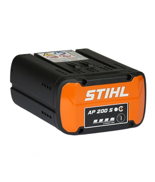 Der STIHL Ersatzakku AP 200 ist ein 36-V-Lithium-Ionen-Akku aus dem STIHL AP-System, der mit Beschriftung und Kontrollleuchten auf der Vorderseite für zuverlässige und leistungsstarke Power sorgt.