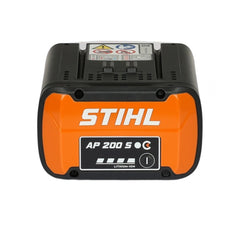 Der STIHL Ersatzakku AP 200, ein 36-V-Lithium-Ionen-Akku aus dem STIHL AP-System, ist frontseitig mit sichtbarer Beschriftung und Sicherheitssymbolen abgebildet und sorgt für eine zuverlässige Stromversorgung Ihrer Geräte.