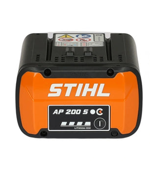 Der STIHL Ersatzakku AP 200, ein 36-V-Lithium-Ionen-Akku aus dem STIHL AP-System, ist frontseitig mit sichtbarer Beschriftung und Sicherheitssymbolen abgebildet und sorgt für eine zuverlässige Stromversorgung Ihrer Geräte.