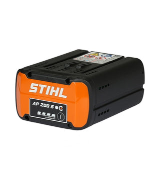 Der orange-schwarze Stihl Ersatzakku AP 200 Lithium-Ionen-Akku von STIHL aus dem AP-System für Elektrowerkzeuge ist auf weißem Hintergrund abgebildet.
