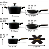 Vier schwarze STONELINE Kochgeschirr-Sets Schwarz/Roségold - 11-teilig in verschiedenen Größen mit Antihaftbeschichtung und schwarzer "Stoneline Germany"-Schutzeinlage sind auf weißem Hintergrund abgebildet und mit Maßpfeilen versehen. Marke: Stoneline.