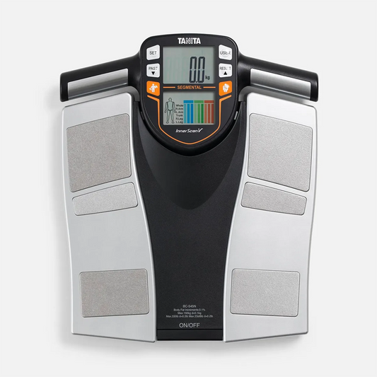 Die TANITA BC-545N Körperanalysewaage in Silber von TANITA bietet mit Griff, Display und mehreren Fußpads eine präzise Messung der Körperzusammensetzung sowie eine segmentale Analyse.