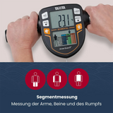 Hände halten eine TANITA BC-545N Segmentale Körperanalysewaage; Grafik zeigt segmentale Analyse mit Messwerten für Arme, Beine und Rumpf.