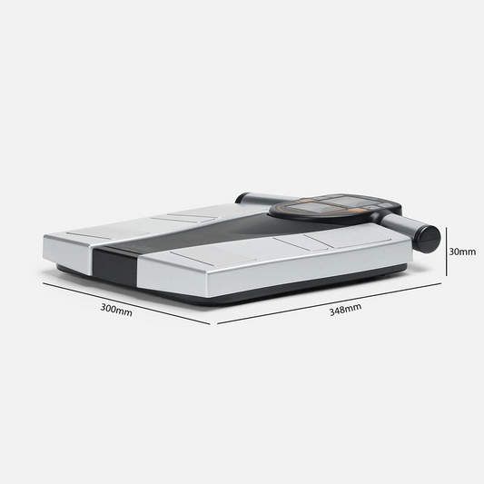 Die TANITA BC-545N Körperanalysewaage in Silber, mit Griffen und Maßen 300mm x 348mm x 30mm, bietet segmentale Analyse und präzise Messung der Körperzusammensetzung - moderne Waage von TANITA für exakte Ergebnisse.