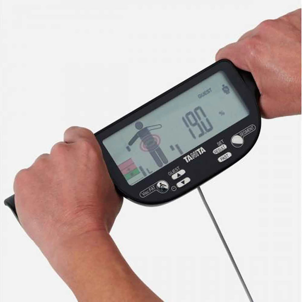 Eine Person hält die TANITA BC-601 Segmentale Körperanalysewaage von TANITA, die 19,0 % Körperfett und ein digitales Display mit einer menschlichen Figur und Balkendiagrammen anzeigt.
