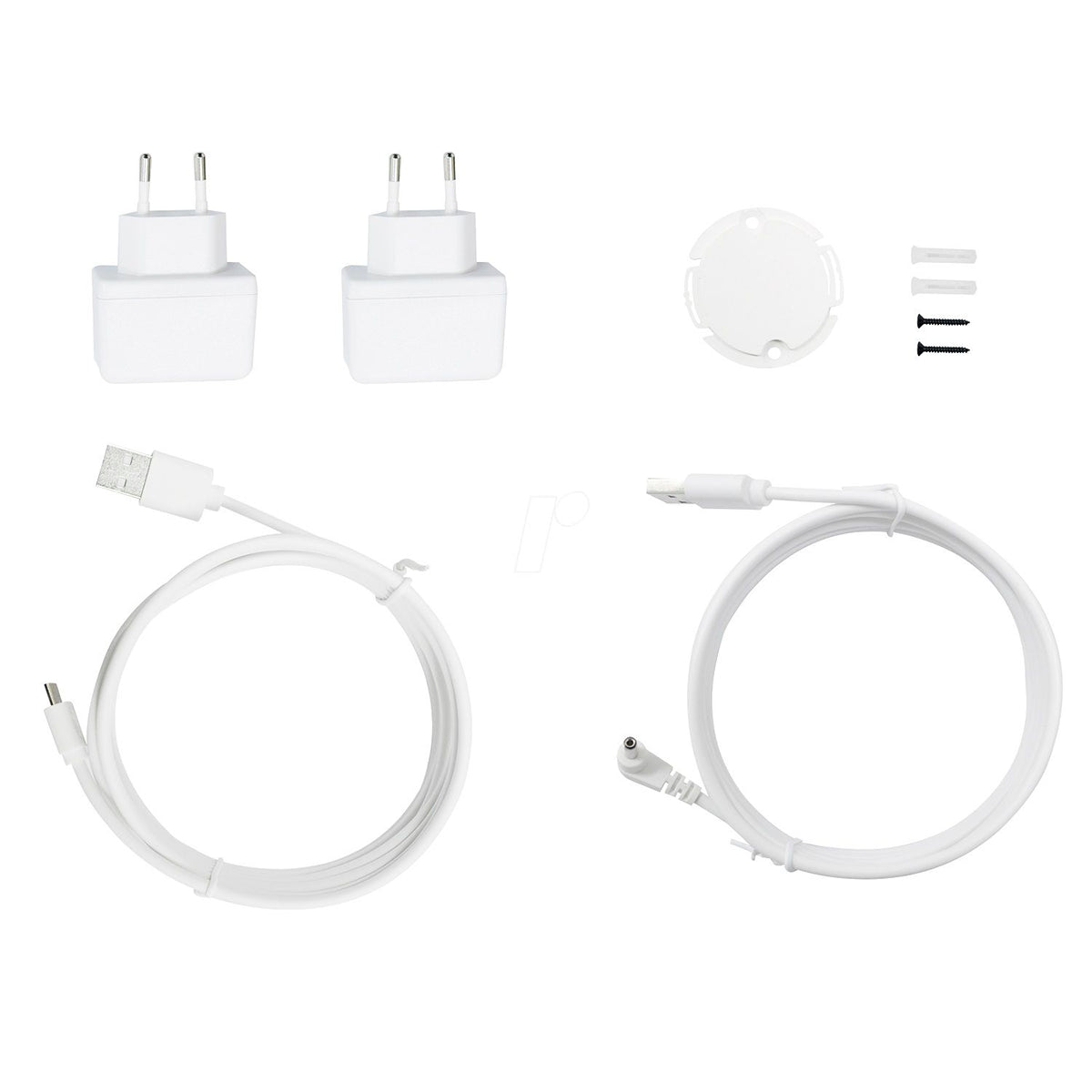 Zwei weiße Wandadapter, eine runde Montageplatte mit Schrauben und Dübeln, ein USB-A-auf-USB-C-Kabel und ein rundes Stromanschlusskabel - wichtiges Zubehör für Ihr Telefunken VM-M700 Video-Babyphone mit 5"-HD-Display.