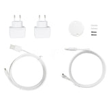 Zwei weiße Wandadapter, eine runde Montageplatte mit Schrauben und Dübeln, ein USB-A-auf-USB-C-Kabel und ein rundes Stromanschlusskabel - wichtiges Zubehör für Ihr Telefunken VM-M700 Video-Babyphone mit 5"-HD-Display.