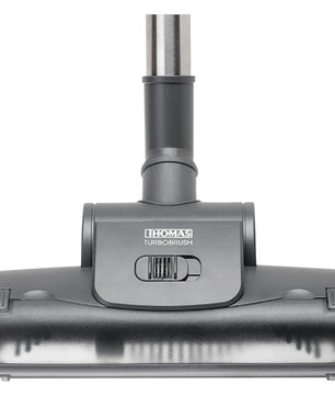 Eine Nahaufnahme des THOMAS Perfect Air Animal pure Staubsaugeraufsatzes, mit einer schwarz-grauen Turbobürste mit rotierendem Kopf für Tierhaare und dem THOMAS-Logo auf der Oberseite. Produkt abgebildet in gelbem Design.
