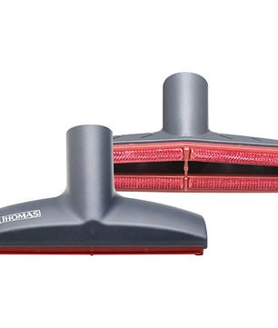 Abgebildet sind zwei graue Bürstenaufsätze für den THOMAS Perfect Air Animal pure Staubsauger (gelb) mit roten Borsten. Auf dem einen ist das THOMAS-Logo zu sehen, auf dem anderen rote Reinigungsstreifen, ideal zum Entfernen von Tierhaaren.