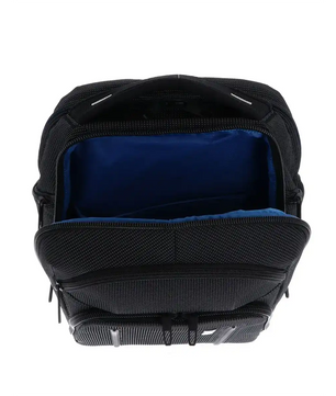 Der Thule Crossover 2 Rucksack 30L in Schwarz verfügt über einen Reißverschluss an der Oberseite, der zu einem geräumigen, blau gefütterten Innenraum und einem speziellen SafeZone-Fach für zusätzlichen Schutz führt.