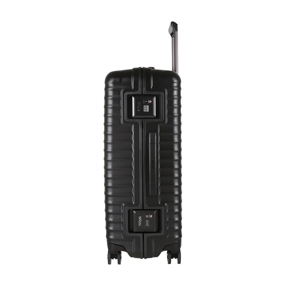 Der TITAN LITRON FRAME 4-Doppelrollen-Trolley (100L, 75cm, schwarz) von Titan steht aufrecht mit einem verlängerten Teleskopgriff und verfügt über eine robuste Hartschale plus TSA-Zahlenschloss für sicheres, stilvolles Reisen.