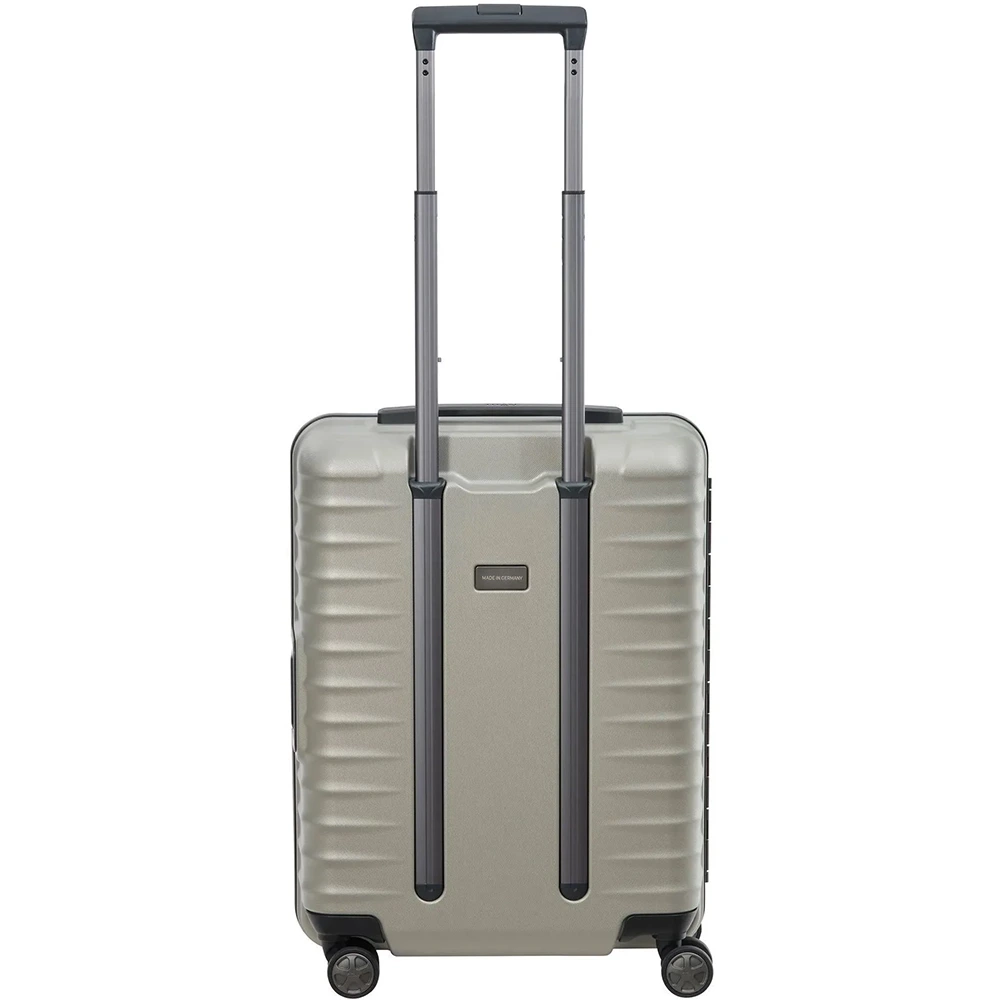 Der TITAN Litron Frame Trolley S mit Vortasche 42L in champagne von Titan ist ein stilvoller Hartschalen-Handgepäckkoffer mit vier Rollen und einem verlängerten Teleskopgriff, perfekt für Reisen.