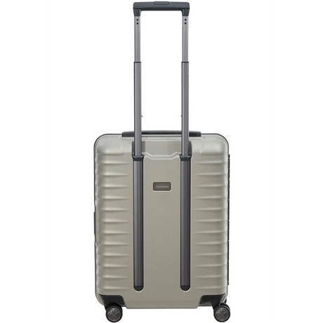 Der TITAN Litron Frame Trolley S mit Vortasche 42L in champagne von Titan ist ein stilvoller Hartschalen-Handgepäckkoffer mit vier Rollen und einem verlängerten Teleskopgriff, perfekt für Reisen.