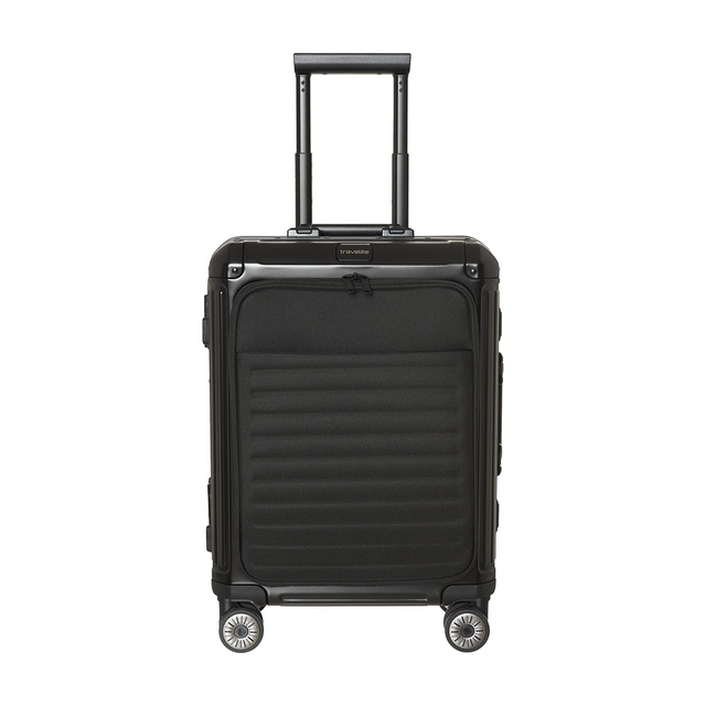 Der Travelite Next 4-Rollen-Trolley 55 cm (Schwarz, Aluminium) - Bordgepäck mit Vortasche von Travelite zeichnet sich durch eine robuste Hartschalenkonstruktion, einen Teleskopgriff und vier Spinner-Räder aus, die aufrecht auf einem weißen Hintergrund stehen.