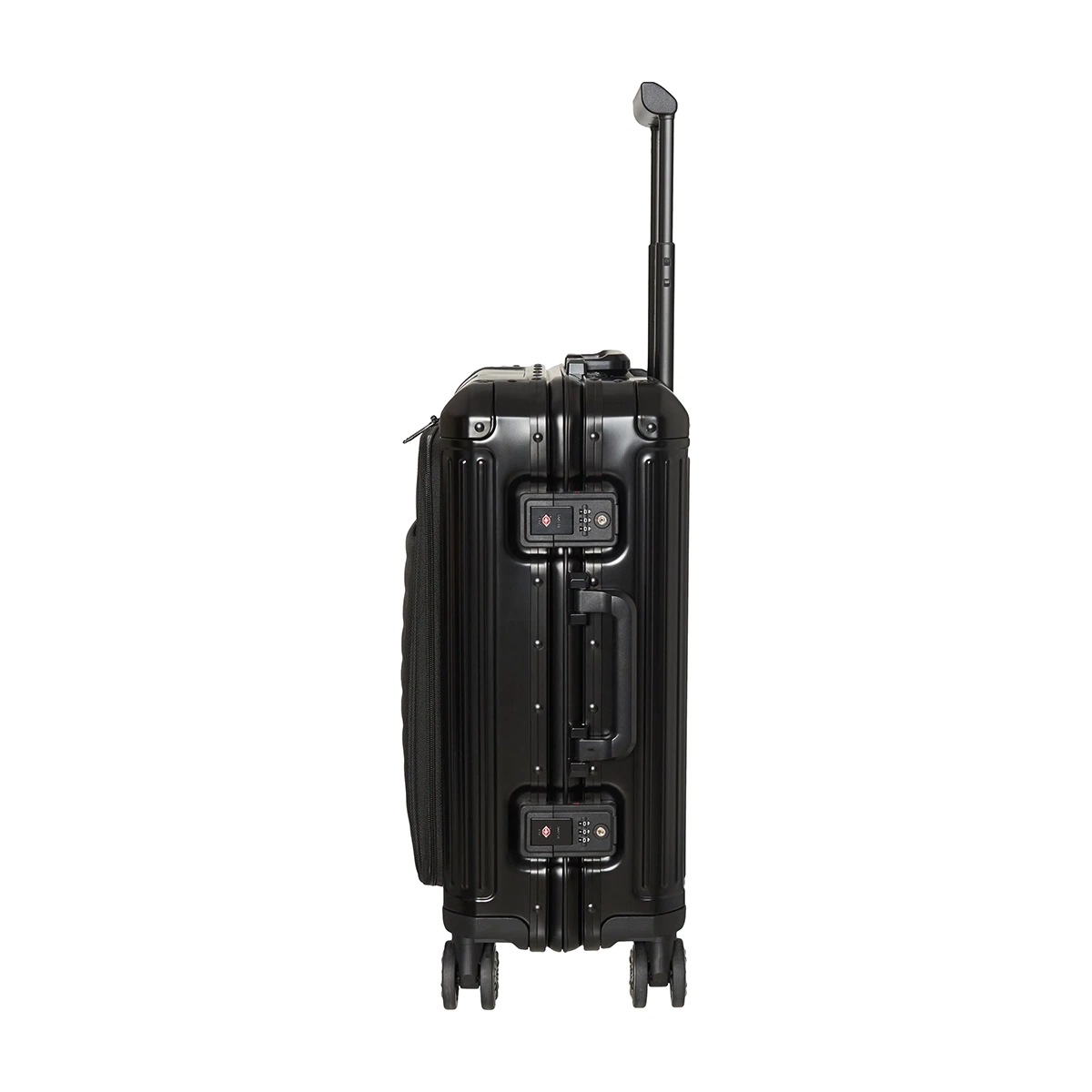 Der Travelite Next 4-Rollen-Trolley 55 cm (Schwarz, Aluminium) - Bordgepäck mit Vortasche steht aufrecht mit einem verlängerten Griff und vier Rädern, ausgestattet mit einem sicheren TSA-Zahlenschloss für sorgenfreies Reisen.