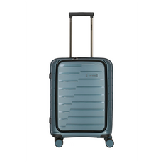 Der Travelite Air Base 4-Rad Trolley S mit Vortasche in Ice Blue ist ein Hartschalen-Handgepäckkoffer mit vier Rollen und einem Teleskopgriff, abgebildet auf weißem Hintergrund.