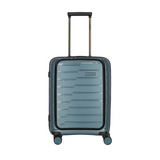 Der Travelite Air Base 4-Rad Trolley S mit Vortasche in Ice Blue ist ein Hartschalen-Handgepäckkoffer mit vier Rollen und einem Teleskopgriff, abgebildet auf weißem Hintergrund.