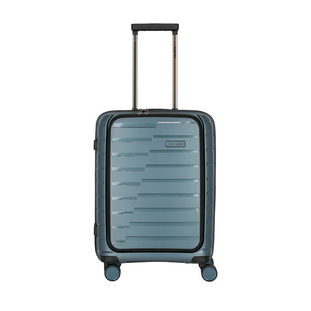 Der Travelite Air Base 4-Rad Trolley S mit Vortasche in Ice Blue ist ein Hartschalen-Handgepäckkoffer mit vier Rollen und einem Teleskopgriff, abgebildet auf weißem Hintergrund.