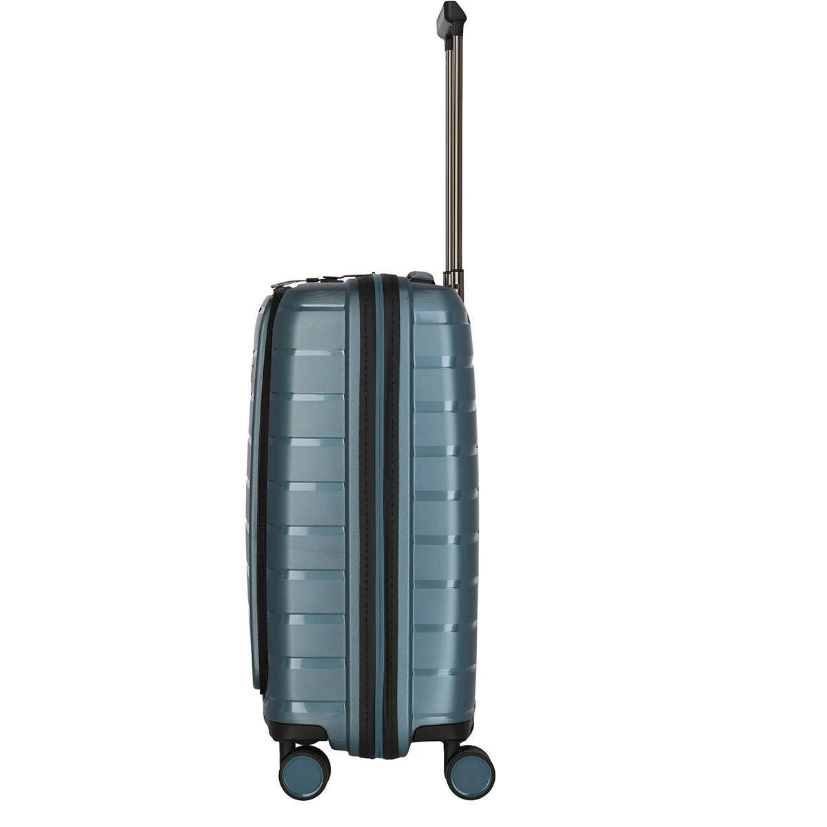 Der Travelite Air Base 4-Rad Trolley S mit Vortasche in Ice Blue ist von der Seite abgebildet und verfügt über vier Räder, einen verlängerten Griff und eine strapazierfähige Hartschale aus Polypropylen-Koffer.