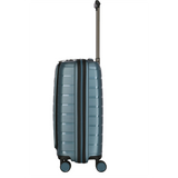 Der Travelite Air Base 4-Rad Trolley S mit Vortasche in Ice Blue, ein vierrädriger Koffer mit verlängertem Griff von Travelite, wird von der Seite gezeigt.