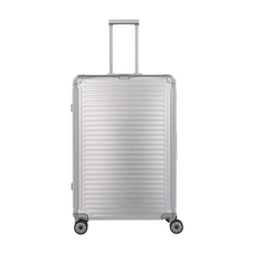 Der Travelite Next Aluminium Trolley L (4 Rollen, 100 Liter, Grau/Silber) von Travelite ist auf einem weißen Hintergrund mit vier Rollen und einem verlängerten Teleskopgriff abgebildet.