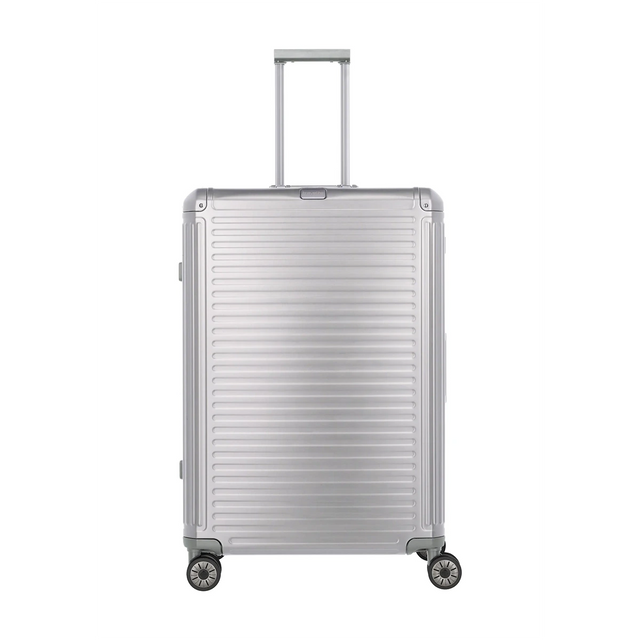 Der Travelite Next Aluminium Trolley L (4 Rollen, 100 Liter, Grau/Silber) von Travelite ist auf einem weißen Hintergrund mit vier Rollen und einem verlängerten Teleskopgriff abgebildet.