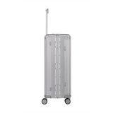 Der Travelite Next Aluminium Trolley L (4 Rollen, 100 Liter, Grau/Silber) von Travelite steht aufrecht mit ausgezogenem Teleskopgriff und vier Rädern, in der Seitenansicht vor einem schlichten weißen Hintergrund.