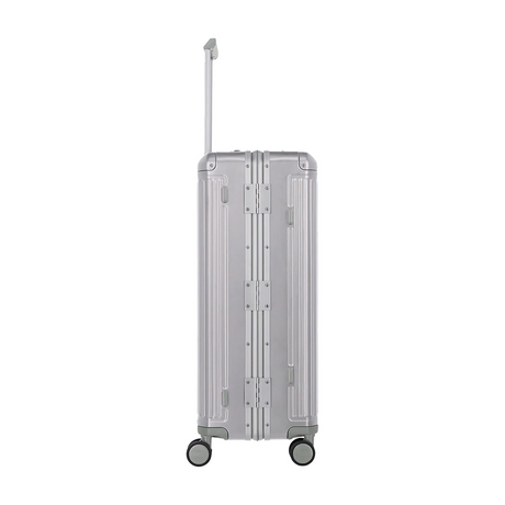 Der Travelite Next Aluminium Trolley L (4 Rollen, 100 Liter, Grau/Silber) von Travelite steht aufrecht mit ausgezogenem Teleskopgriff und vier Rädern, in der Seitenansicht vor einem schlichten weißen Hintergrund.