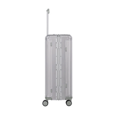 Der Travelite Next Aluminium Trolley L (4 Rollen, 100 Liter, Grau/Silber) ist in der Seitenansicht mit vier Rollen und einem verlängerten Teleskopgriff zu sehen.
