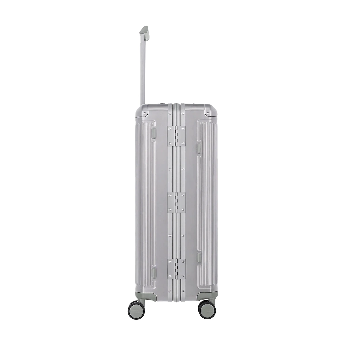 Der Travelite Next Aluminium Trolley L (4 Rollen, 100 Liter, Grau/Silber) ist in der Seitenansicht mit vier Rollen und einem verlängerten Teleskopgriff zu sehen.