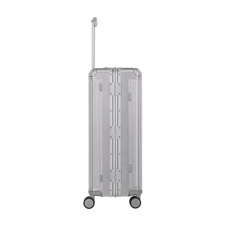 Der Travelite Next Aluminium Trolley L (4 Rollen, 100 Liter, Grau/Silber) ist in der Seitenansicht mit vier Rollen und einem verlängerten Teleskopgriff zu sehen.