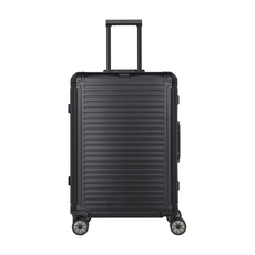 Der Travelite Next Aluminium Trolley M (69L, 4 Rollen, schwarz) von Travelite verfügt über eine Hartschale, einen Teleskopgriff und ein TSA-Zahlenschloss. Abgebildet vor einem weißen Hintergrund.