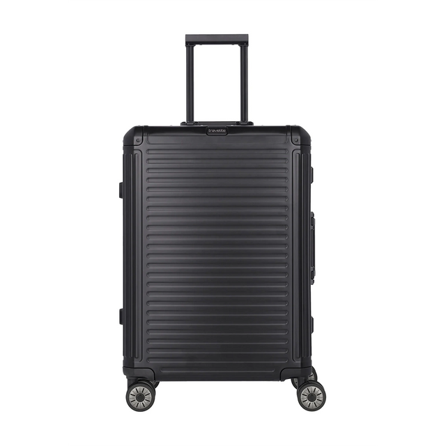 Der Travelite Next Aluminium Trolley M (69L, 4 Rollen, schwarz) von Travelite verfügt über eine Hartschale, einen Teleskopgriff und ein TSA-Zahlenschloss. Abgebildet vor einem weißen Hintergrund.