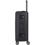 Der Travelite Next Aluminium Trolley M (69L, Schwarz) steht aufrecht mit einem verlängerten Griff und 4 Rollen, von der Seite gesehen. Mit einem sicheren TSA-Zahlenschloss für sicheres Reisen. Marke: Travelite.