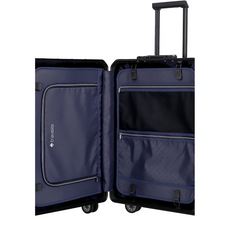 Der Travelite Next Aluminium Trolley M (69L, schwarz) von Travelite verfügt über einen blauen Innenraum, mehrere Reißverschlussfächer, einen ausziehbaren Aluminium-Trolleygriff, 4 Rollen und ein sicheres TSA-Zahlenschloss.