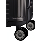 Nahaufnahme der Ecke und der Räder des Travelite Next Aluminium Trolley M (4 Rollen, 69 Liter, Schwarz) von Travelite, die die strukturierte Metalloberfläche zeigen.