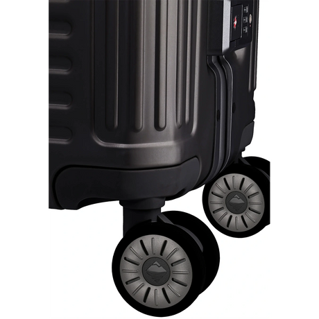 Nahaufnahme der Ecke und der Räder des Travelite Next Aluminium Trolley M (4 Rollen, 69 Liter, Schwarz) von Travelite, die die strukturierte Metalloberfläche zeigen.