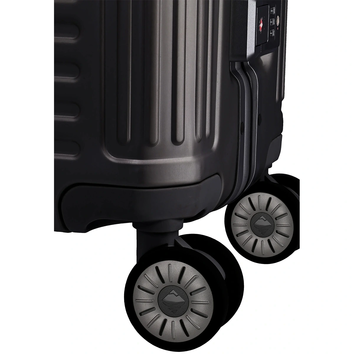 Nahaufnahme des Travelite Next Aluminium Trolley M (69L, schwarz) mit zwei der vier Spinner-Räder und einem Teil des eingebauten TSA-Zahlenschlosses.