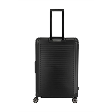 Der Travelite Next 4-Rollen-Trolley 67 cm in Schwarz aus Aluminium von Travelite besticht mit Hartschale, vier Rollen und Teleskopgriff - präsentiert vor weißem Hintergrund.