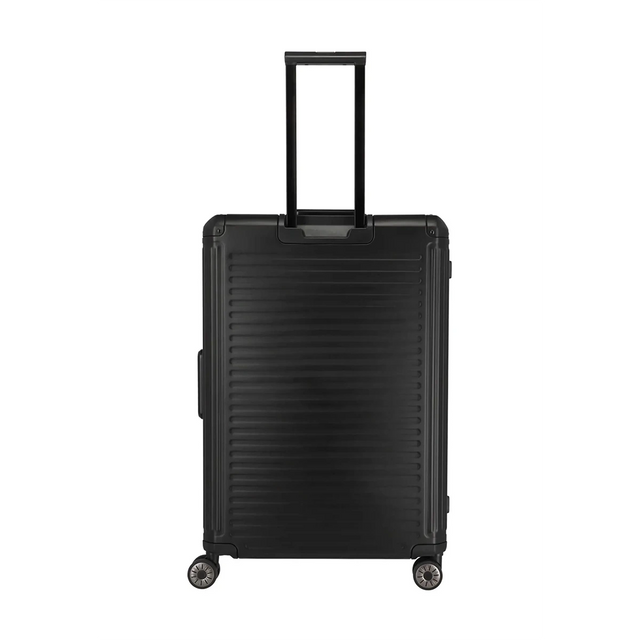 Der Travelite Next 4-Rollen-Trolley 67 cm in Schwarz aus Aluminium von Travelite besticht mit Hartschale, vier Rollen und Teleskopgriff - präsentiert vor weißem Hintergrund.