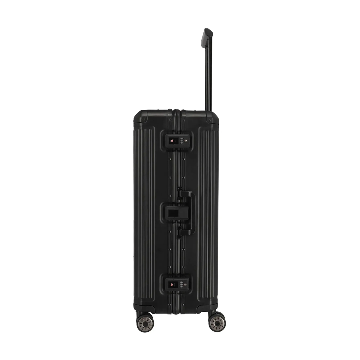 Der Travelite Next 4-Rollen-Trolley 67 cm (Schwarz, Aluminium) von Travelite steht aufrecht mit einem verlängerten Griff und vier Rollen. Sein robustes Design ist von Aluminiumkoffern inspiriert und verfügt über ein TSA-Zahlenschloss für sicheres Reisen.