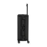 Der Travelite Next 4-Rollen-Trolley 67 cm (Schwarz, Aluminium) von Travelite steht aufrecht mit einem verlängerten Griff und vier Rollen. Sein robustes Design ist von Aluminiumkoffern inspiriert und verfügt über ein TSA-Zahlenschloss für sicheres Reisen.