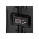 Nahaufnahme des Travelite Next 4-Rollen-Trolley 67 cm in Schwarz, Aluminium, mit eingebautem TSA Zahlenschloss und Schlüsselloch.