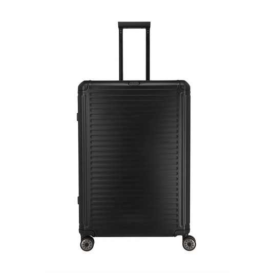 Der Travelite Next 2.0 4-Rollen-Trolley L (77 cm, Schwarz) von Travelite ist ein großer, schwarzer Hartschalenkoffer mit vier Rollen und einem Teleskopgriff, abgebildet auf einem weißen Hintergrund.