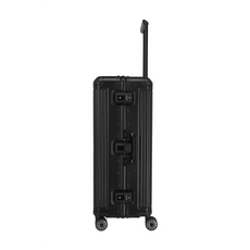 Der Travelite Next 2.0 4-Rollen-Trolley L (77 cm, Schwarz) von Travelite ist ein schwarzer Aluminium-Hartschalenkoffer mit vertikalen Rillen, zwei TSA-Schlössern, vier Rollen und einem verlängerten Teleskopgriff, hier aufrecht in der Seitenansicht.